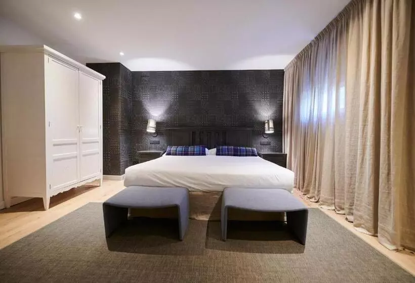 Отель Hostal Lola