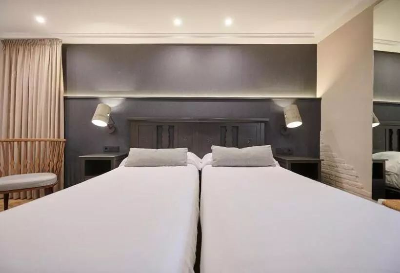 Отель Hostal Lola