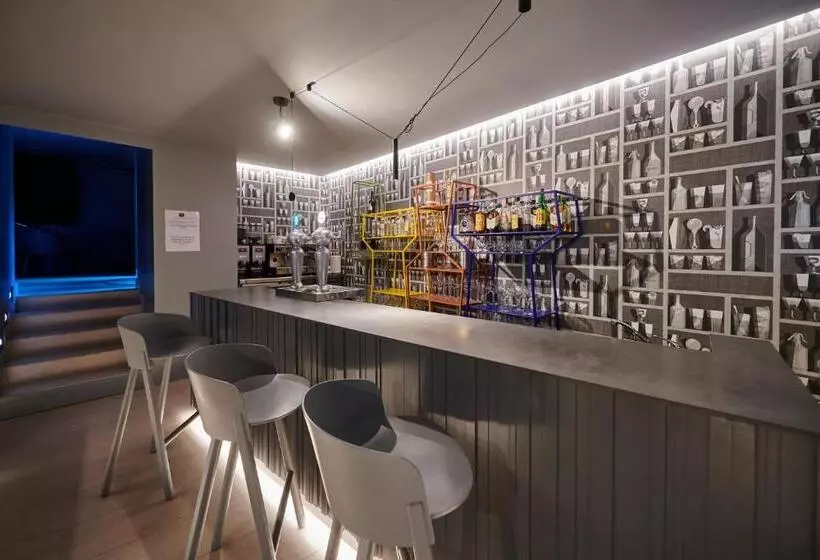 Отель Hostal Lola