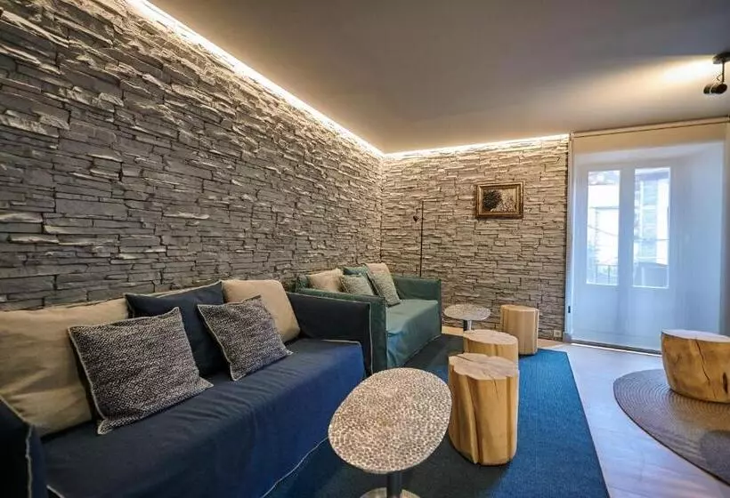 Отель Hostal Lola