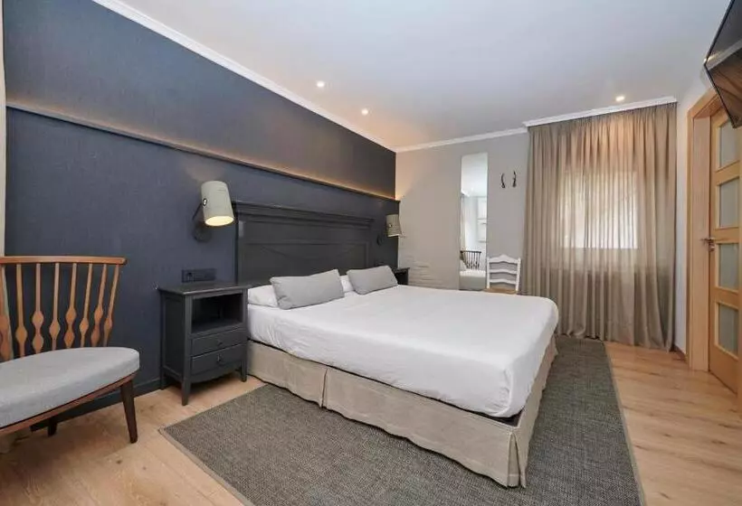 Отель Hostal Lola