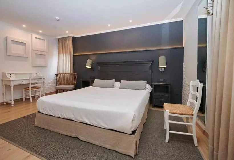 Отель Hostal Lola