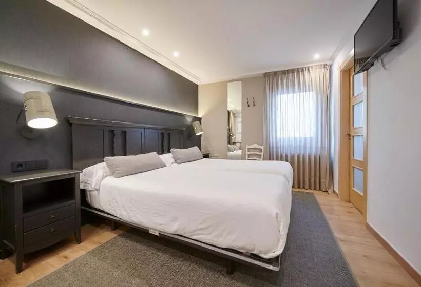 Отель Hostal Lola