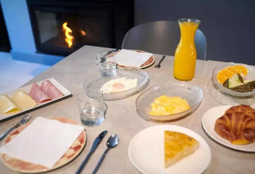 Отель Hostal Lola