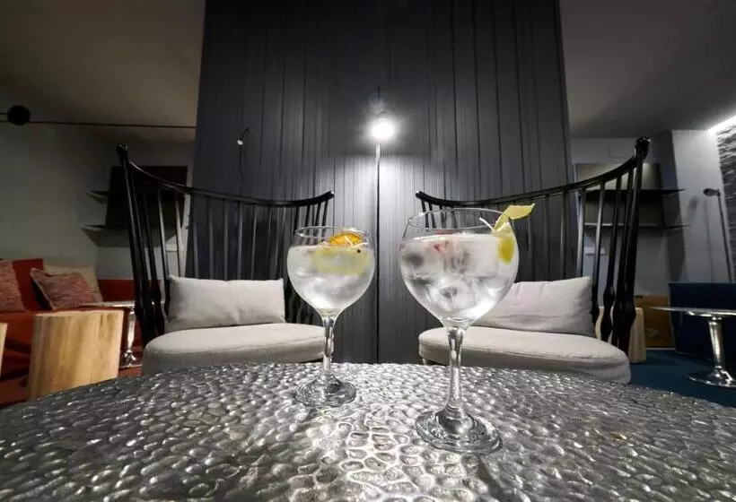 Отель Hostal Lola