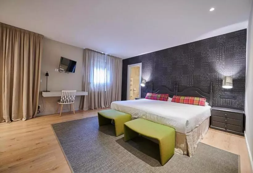 Отель Hostal Lola