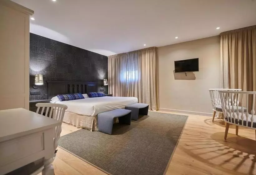 Отель Hostal Lola