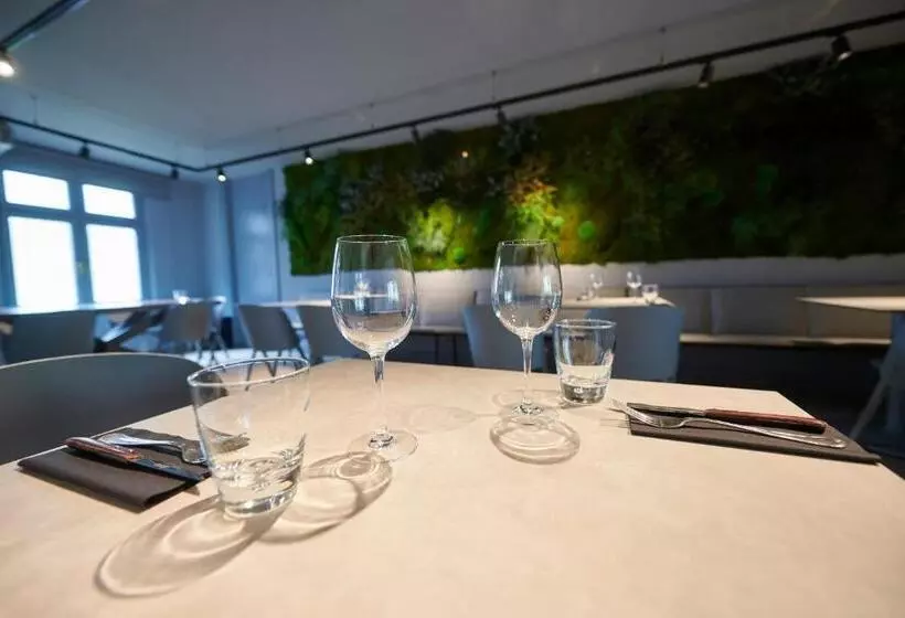 Отель Hostal Lola