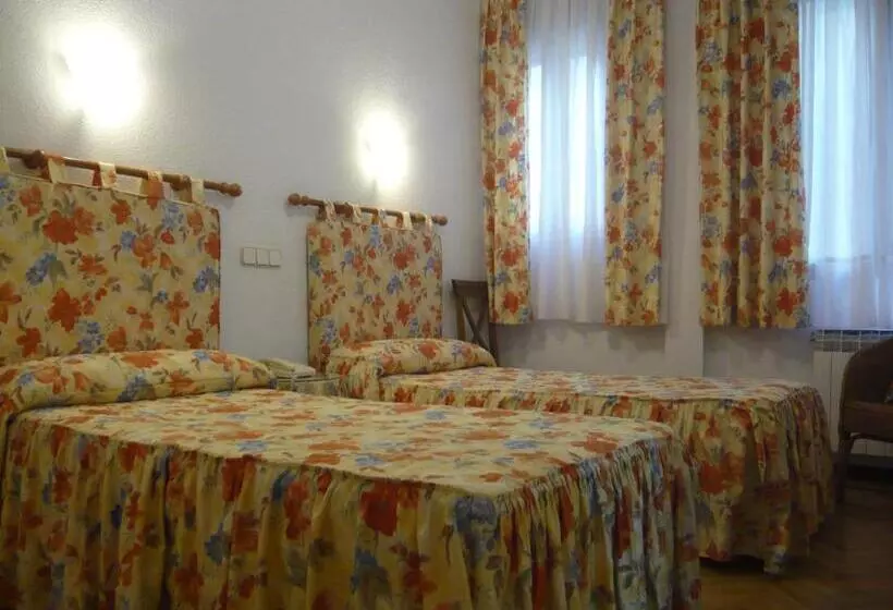 ホテル Hostal Triana