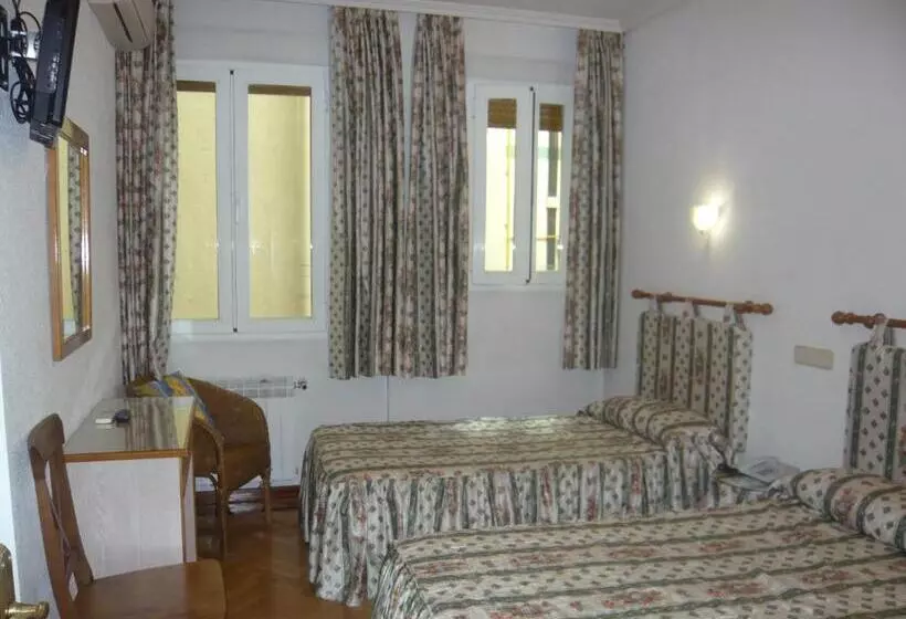 ホテル Hostal Triana