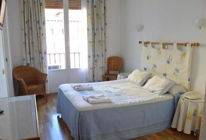 ホテル Hostal Triana
