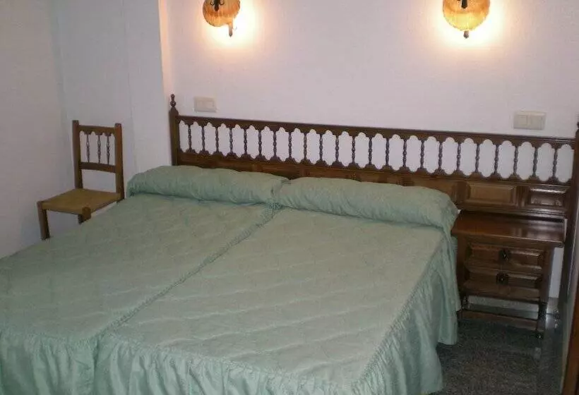 فندق ريفى Puerta Romeros