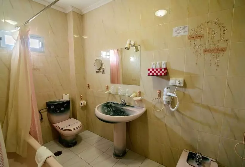 هتل Hostal La Torre Ii