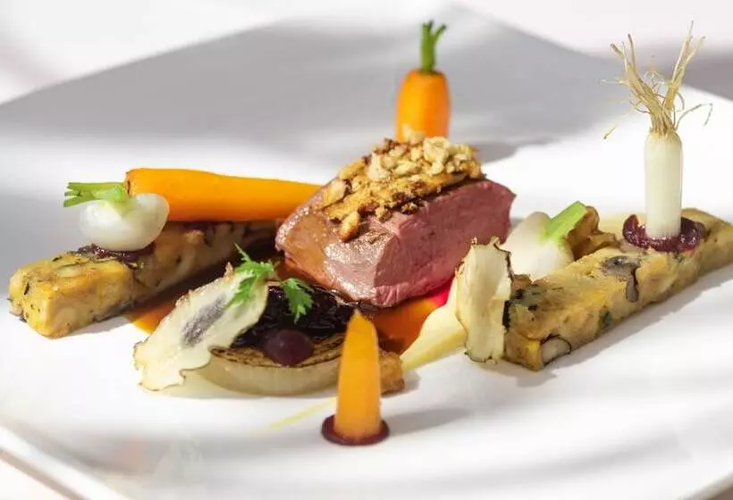 Отель Alpin Resort Sacher