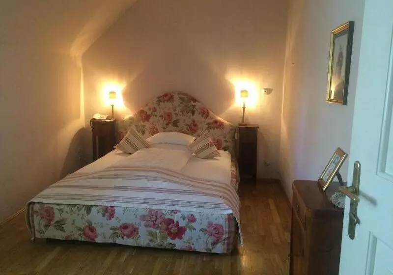 Der Schlosswirt Zu Anif   Biedermeierhotel Und Restaurant