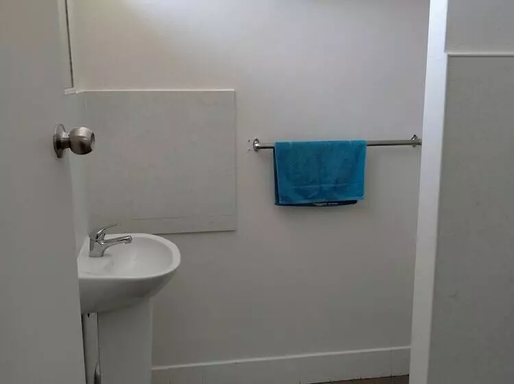 Midway Motel And Villas