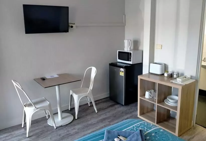 Midway Motel And Villas