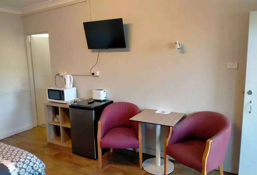 Midway Motel And Villas