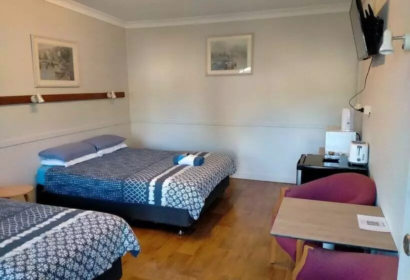 Midway Motel And Villas