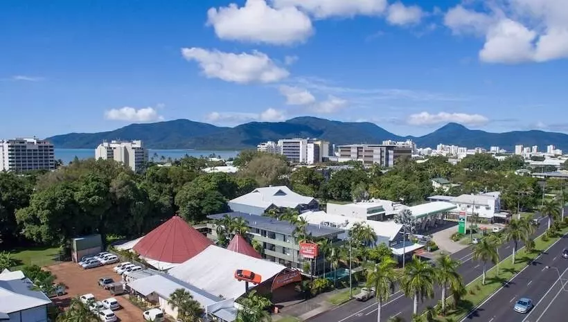 Отель Cairns Holiday Lodge