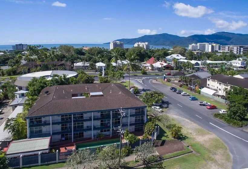 Отель Cairns Holiday Lodge