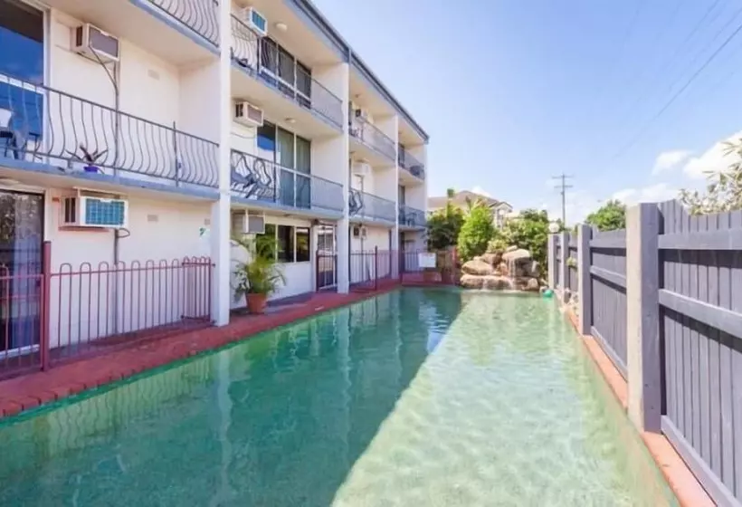 Отель Cairns Holiday Lodge