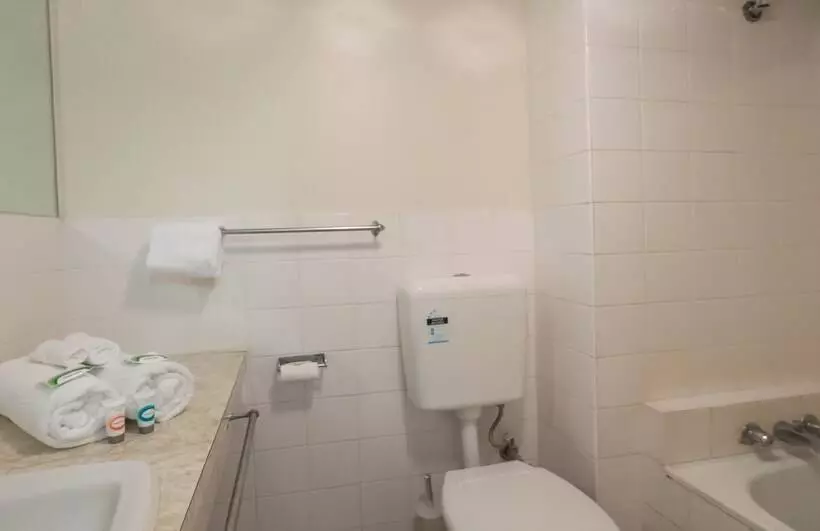 Отель Cairns Holiday Lodge