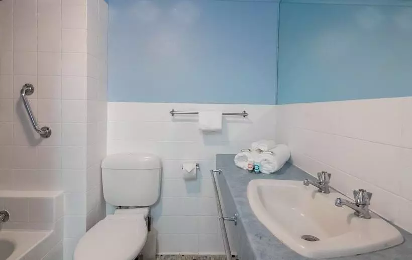 Отель Cairns Holiday Lodge