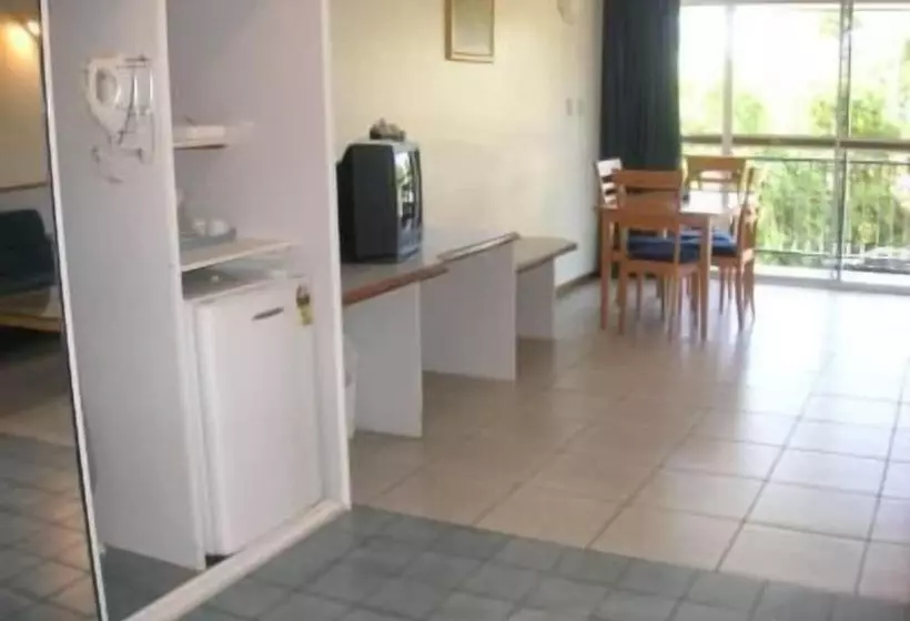 Отель Cairns Holiday Lodge