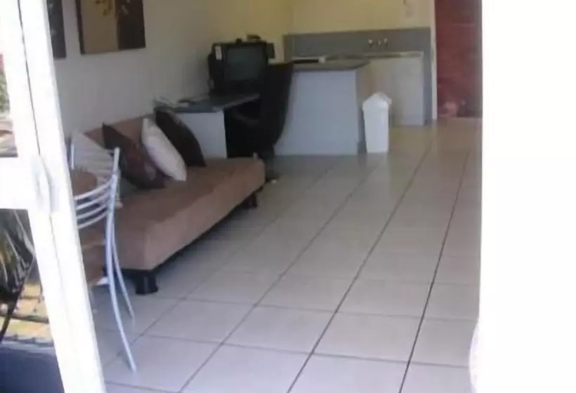 Отель Cairns Holiday Lodge