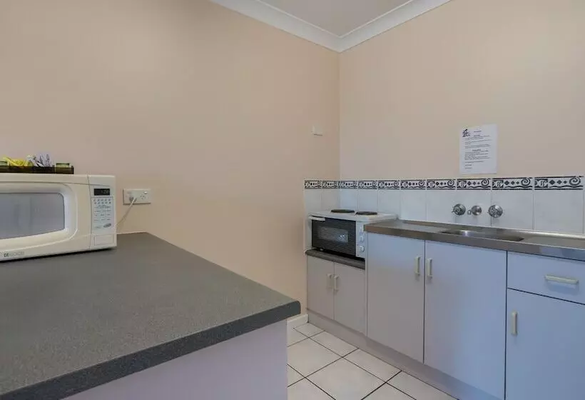 Отель Cairns Holiday Lodge