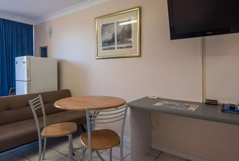 Отель Cairns Holiday Lodge