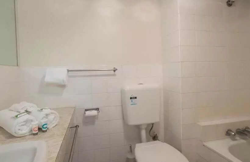 Отель Cairns Holiday Lodge