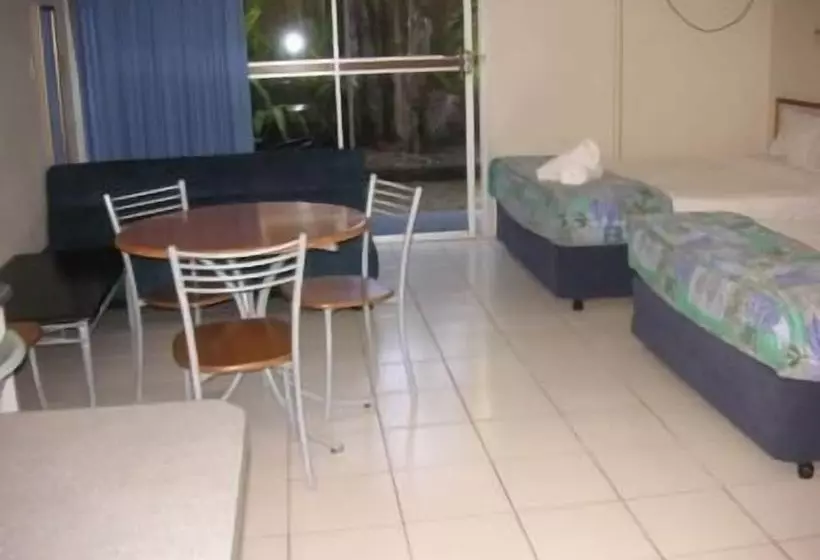Отель Cairns Holiday Lodge