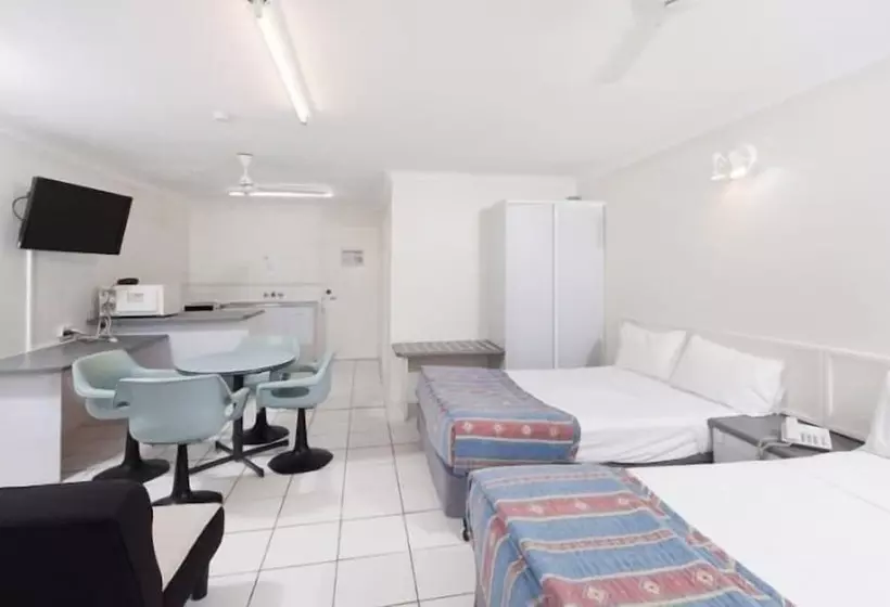 Отель Cairns Holiday Lodge