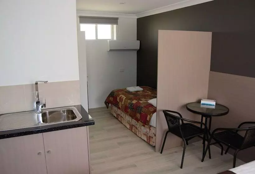 בית מלון כפרי Civic Motor Inn