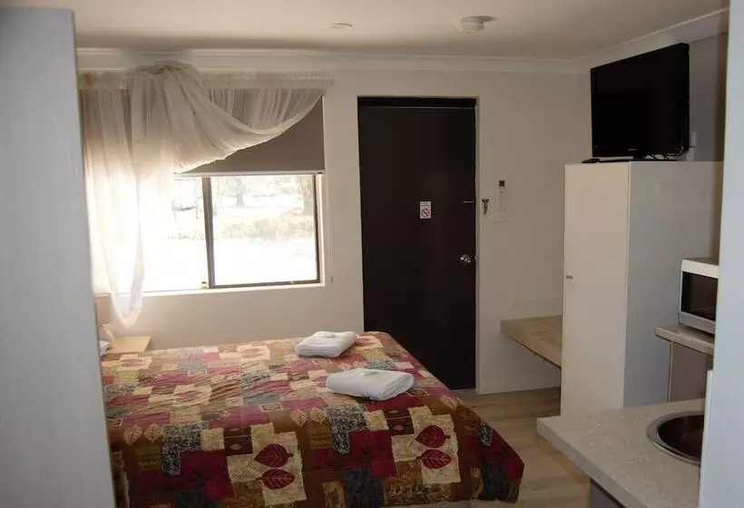 בית מלון כפרי Civic Motor Inn