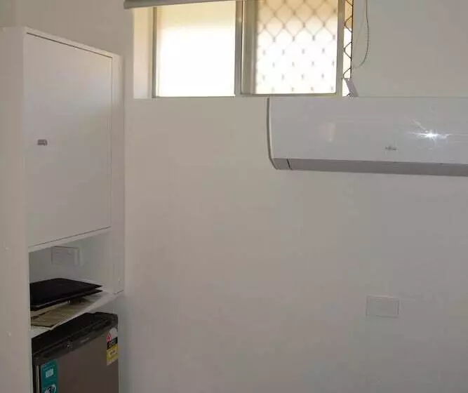 בית מלון כפרי Civic Motor Inn