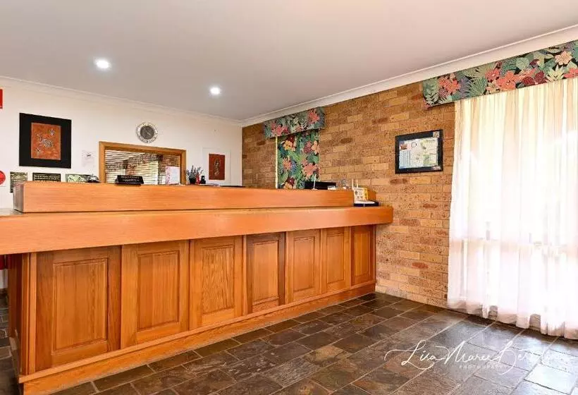 酒店 Narrandera Club Motor Inn