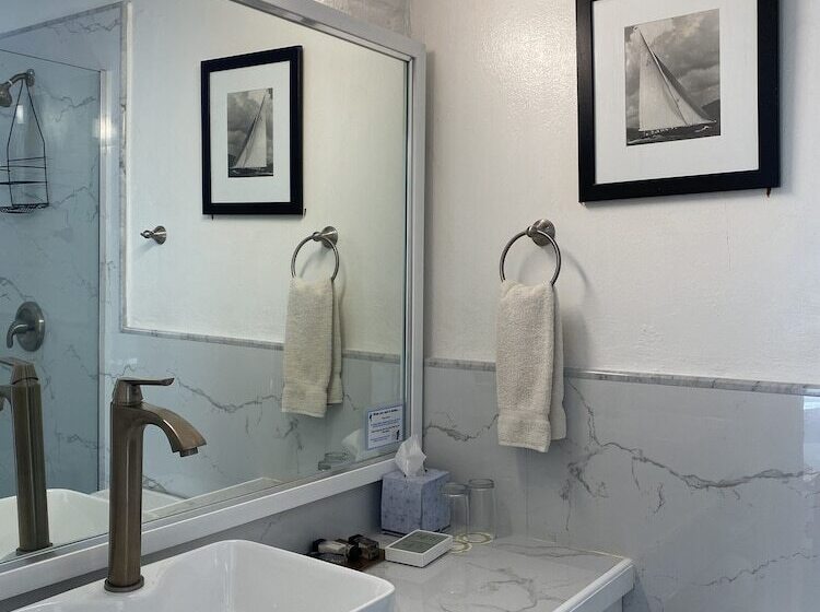 Отель Admiral's Inn and Gunpowder Suites