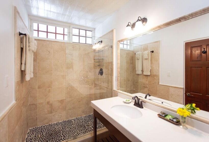 Отель Admiral's Inn and Gunpowder Suites