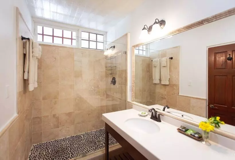 Отель Admiral's Inn and Gunpowder Suites