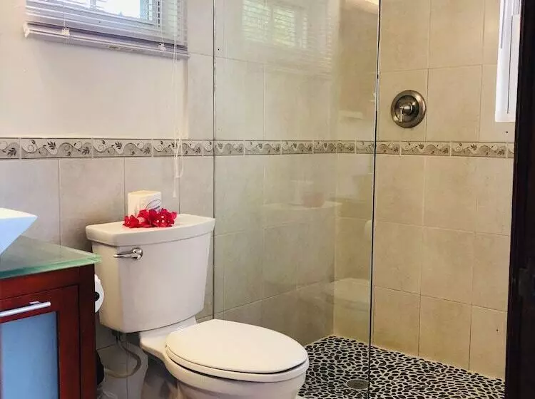 Отель Admiral's Inn and Gunpowder Suites