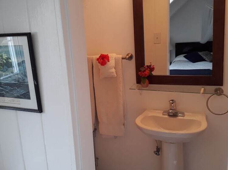 Отель Admiral's Inn and Gunpowder Suites