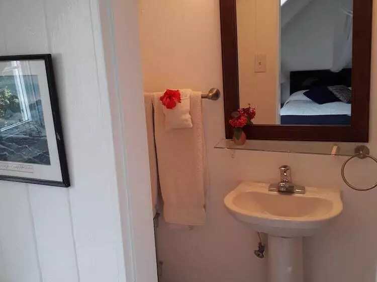 Отель Admiral's Inn and Gunpowder Suites