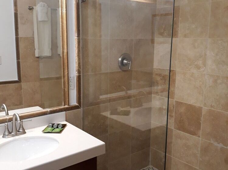 Отель Admiral's Inn and Gunpowder Suites