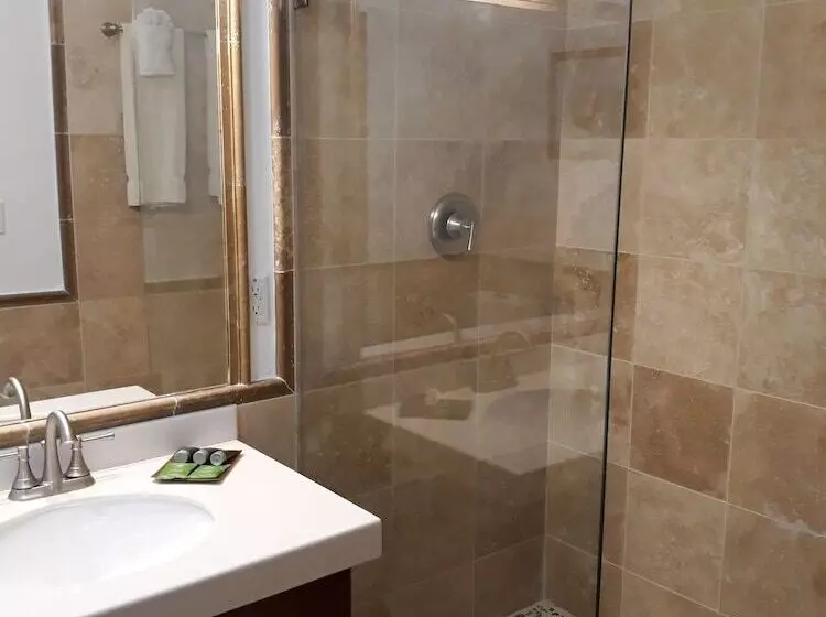 Отель Admiral's Inn and Gunpowder Suites