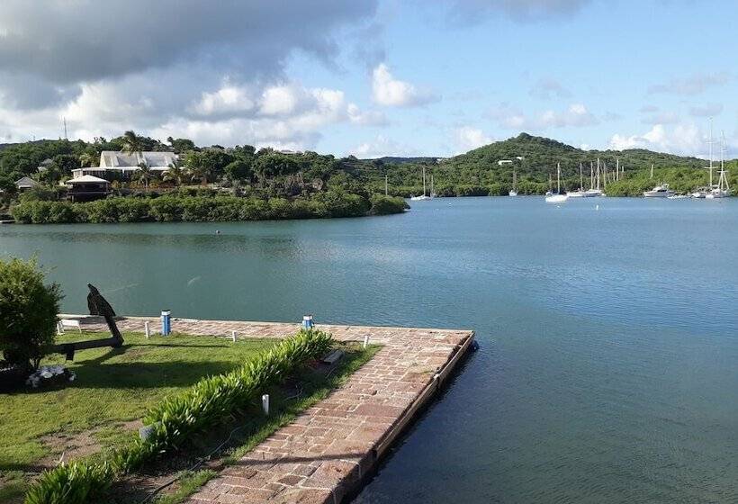 Отель Admiral's Inn and Gunpowder Suites