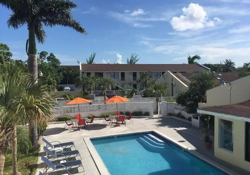 هتل Colony Club Inn & Suites