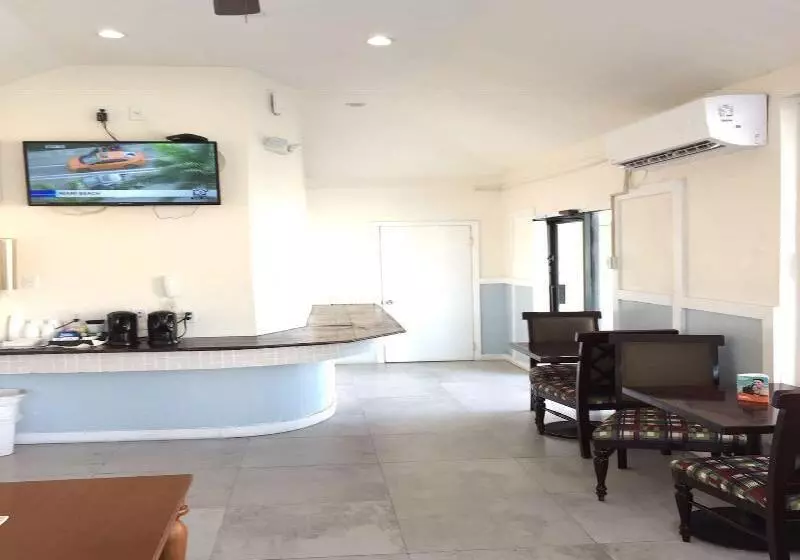 هتل Colony Club Inn & Suites